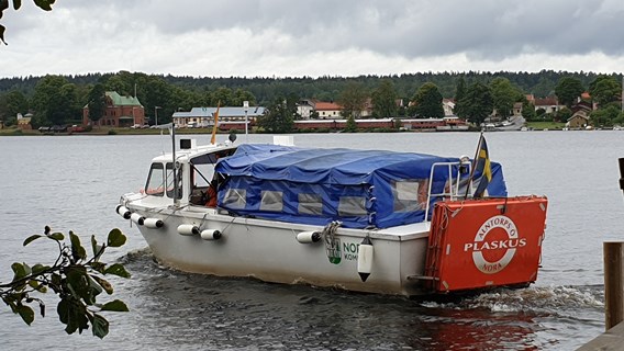 Båten Plaskus som kör över Norasjön till Alntorps ö