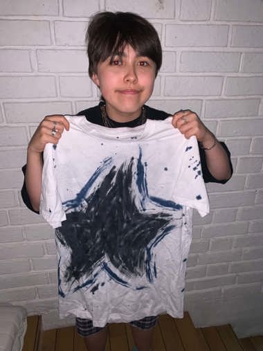 Noah med sin snygga batik-t-shirt