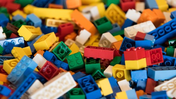 bild på en hög med Lego i blandade färger och storlekar på bitar