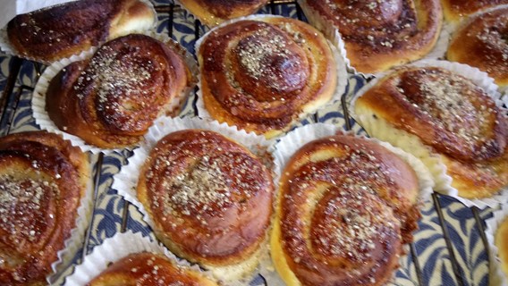 Bullar och kakor ska ätas.