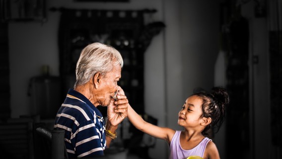 Äldre man och liten flicka