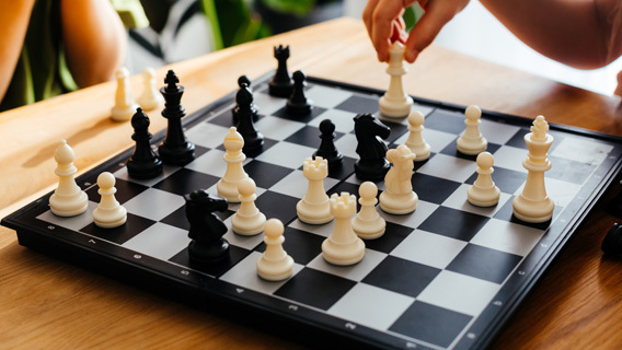 Två personer som spelar schack