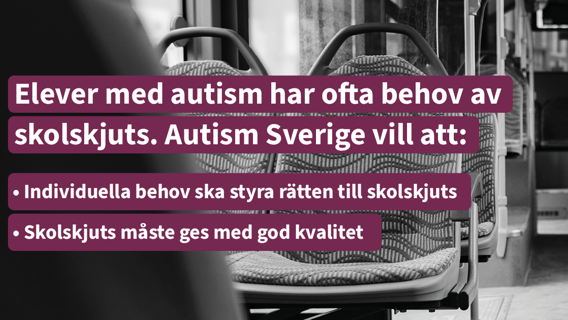 Bussäten i en buss, men budskapstext om att elever med autism ofta behöver skolskjuts. 