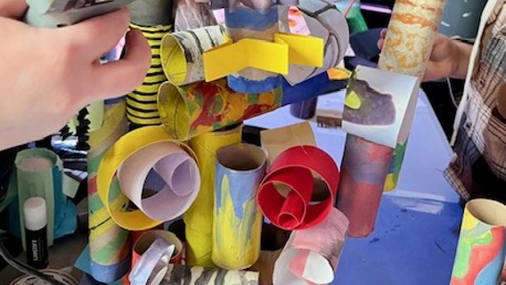 Bygga och forma med papper.