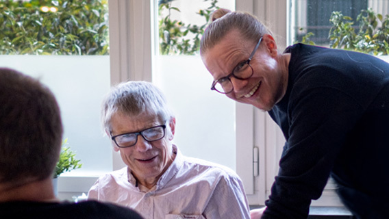 Två personer framifrån, ser ett bakhuvud