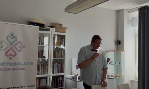 Man som håller tal, hållandes i ett bubbelglas