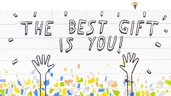 En färgglad vägg  med texten "the best gift is you"