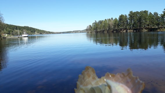 En sjö med glass i förgrunden