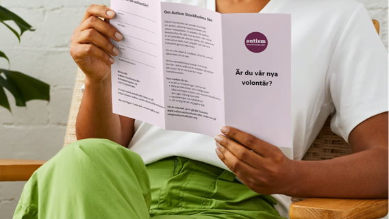 bild på en kvinna som sitter och läser en broschyr om att bli volontär