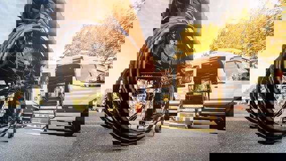 Person i rullstol påväg att köra in i en taxi, turbunden resa,