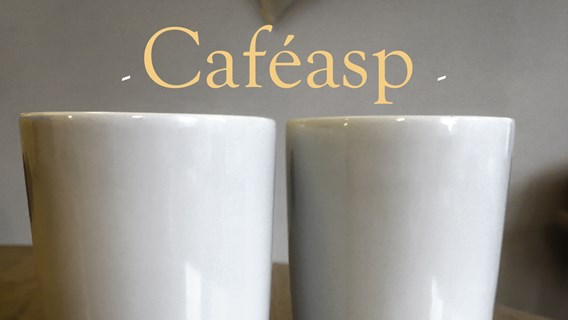 Två kaffemuggar under rubriken Caféasp