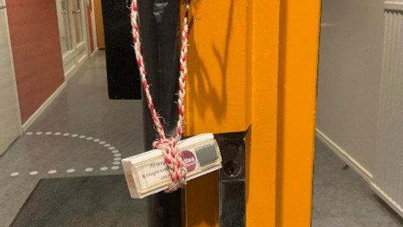 Vi fäster en tryckknapp precis ovanför dörrhandtaget. Signalen går direkt till träfflokalen så att vi kan komma och öppna.