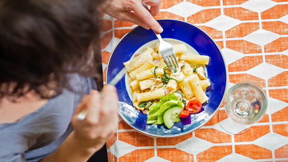 Person som äter mat.