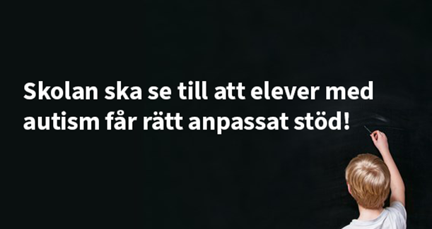 Pojke står framför svart tavla med texten: Skolan ska se till att elever med autism får rätt anpassat stöd!