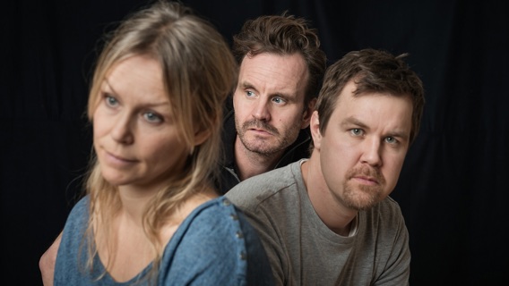 en kvinna och två män från teatern Skuggsyskon